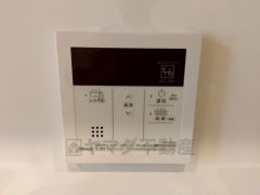 キッチン横からお湯張り、追い炊き、足し湯がボタン一つで楽々操作できる給湯機リモコンです。忙しい夕飯準備の時間帯に重宝しますね。