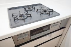 3種類の料理が同時に調理できる、3口ガスコンロ。忙しい夕食の支度時間が短縮できて効率よくお料理が楽しめます。
