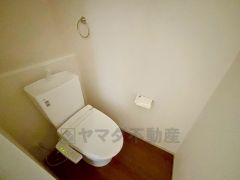 ウォシュレット付きトイレです。1階2階の2ヶ所にトイレがあるので、忙しい朝にもゆとりができますね＾＾ 温水洗浄便座リモコン付き。
