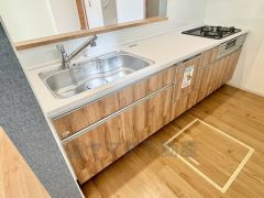 リビングダイニングを見渡せるキッチンです。家族とコミュニケーションをとりながら、楽しくお料理や片付けができそうです＾＾