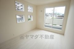 家具を選ばないナチュラルなフローリングとシンプルなクロスです＾＾