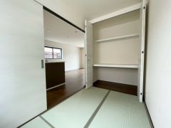 リビングからの続き間として和室をご用意しました。普段はリビングとつなげて開放的なスペースとして、来客時には客間としてお使いいただけます。