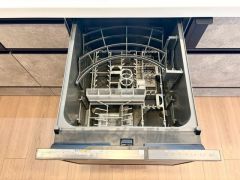 炊事時間を大幅に短縮できる食器洗浄乾燥機付き＾＾食器を洗う手間が減るので家族とのコミュニケーションの時間や自分の時間が増えますね。