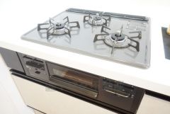 3種類の料理が同時に調理できる、3口ガスコンロ。忙しい夕食の支度時間が短縮できて効率よくお料理が楽しめます。