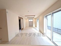 大きな窓からの採光もいいリビングです＾＾