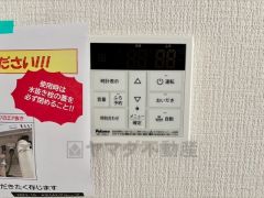 お湯張り、追い炊きが楽々操作できる給湯機リモコンと、防犯性も安心のTVモニター付きインターホン装備。