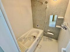 1日の疲れを癒すくつろぎのバスルーム。足を伸ばしてもゆったりと入れるサイズです。お子様と一緒にお風呂に入っても狭くないですね＾＾