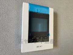 今や必需品となっておりますTVモニター付きインターホンです。録画・再生器のもついており防犯性もばっちりです。キッチン横にありワンタッチで外の方とお話ができますので便利です。