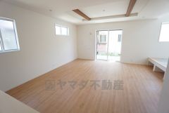 大きな窓のあるリビングは陽光あふれる明るい空間です。居心地良く、ご家族皆がゆったり寛げる憩いの空間となりそうです。