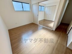 6畳と4.5畳の洋室です 引戸で間仕切りされているので使い勝手の良いつくりです。家具を選ばないナチュラルなフローリングとシンプルなクロスです＾＾