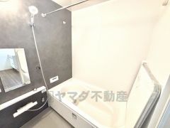 1日の疲れを癒すくつろぎのバスルーム。足を伸ばしてもゆったりと入れるサイズです。お子様と一緒にお風呂に入っても狭くないですね＾＾