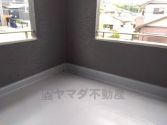 幅広のインナーバルコニーは洗濯物を守りやすく、眩しすぎる日差しも和らげます。