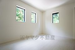 同仕様写真。2面採光を確保した明るい室内は、風通しも良く、大変居心地の良い空間となっております。爽やかな風を感じて起きる朝は、快適生活の始まりに。