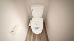 ウォシュレット付きトイレです。2ヶ所にトイレがあるので、忙しい朝にもゆとりができますね＾＾