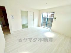 大きな掃き出し窓のあるリビングは、陽光あふれる明るい空間です。ゆったりと寛げる憩いの場となりそうです。