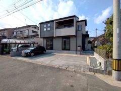 前面道路南側5.9ｍに面しています。