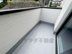  陽当たりの良いバルコニーです。お洗濯やお布団干しはもちろん、日光浴スペースにも。足元は防水工事施工済です。