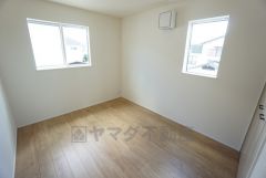 2面採光を確保した明るい室内は、風通しも良く、大変居心地の良い空間となっております。日当たりがよく、子供部屋としての利用もおすすめ。