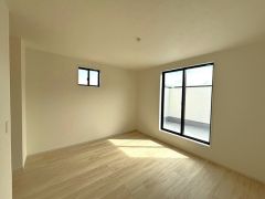 バルコニーにも面しており、主寝室やお子様のお部屋など幅広く活用できます＾＾