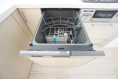 同仕様写真。現況と異なる場合は現況優先です。 普通に食器洗いをする時より水道代が70％ほど削減できます。夜お休みになるときに食洗器を利用すれば朝起きた時には食器が綺麗になっていますので便利です。