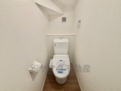 温水洗浄機付トイレです。節水機能もあるので、安心して使えますね。もちろん、1階2階の2ヶ所にトイレがあるので、忙しい朝にもゆとりができますね。