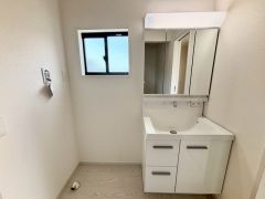 三面鏡にハンドシャワー付きで使いやすい洗面台です＾＾鏡裏と洗面ボウル下に収納付きの洗面台なので、整理整頓ができスッキリと使えます＾＾