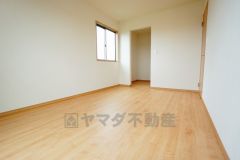 同仕様写真。住む人のこだわりを活かす洋室＾＾日当たりがよく、寝室としての利用もおすすめ。広めのクローゼットもあり荷物もすっきり片付けれ、ゆとりのある暮らしが出来ます＾＾