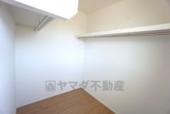 ウォークインクローゼット付き＾＾ハンガーパイプ下にボックスを置いて、枕棚を活用して、たっぷりと収納できそうです＾＾