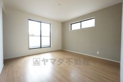 2面採光を確保した明るい室内は、風通しも良く、大変居心地の良い空間となっております。日当たりがよく、子供部屋としての利用もおすすめ。