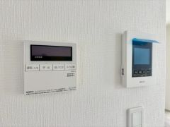 防犯性もばっちり、TVモニター付きインターホン完備。大きなモニターで玄関先を確認できます。録画機能が付いているので不在時の訪問者も確認できて安心です＾＾