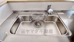 大きなお鍋も楽々洗える幅の広いシンクです＾＾ステンレスシンクなので簡単にお掃除できますよ。洗剤やスポンジもすっきりできる収納付き。