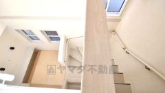 天井まで見渡すことが可能であるため視線の抜けが良く、実際の部屋の広さよりも広く感じます＾＾日光を取り入れることで室内が明るくなりますね＾＾