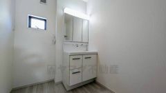 三面鏡にハンドシャワー付きで使いやすい洗面台です。鏡裏と洗面ボウル下に収納付きの洗面台なので、整理整頓ができスッキリと使えます。