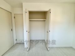 クローゼット付きなので、すっきりと整理整頓でき気持ちよく過ごせますね＾＾ 大容量のクローゼット。季節ごとのお洋服全てを収納できるので、衣替えも楽になりますね＾＾