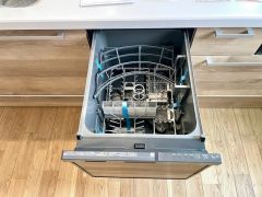 炊事時間を大幅に短縮できる食器洗浄乾燥機付き＾＾食器を洗う手間が減るので家族とのコミュニケーションの時間や自分の時間が増えますね。