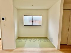 リビング隣には広々とした畳コーナーが設けられています。お子様のお昼寝スペースや書斎としてもお使いいただけます＾＾