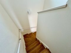 踏み場の広い手摺付き階段です。勾配も緩やかに設計されており、高齢の方でも安心できますね＾＾