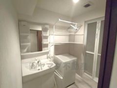 洗面台、洗濯機置き場、バスルームが連なっている、生活導線の考えられた作りになっています。