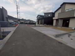 前面道路幅員：南西側約5ｍ。最新の設備で気持ちの良い新生活を送りませんか。