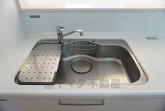 キッチンシンクは洗剤やスポンジを収納出来るラック付き。広さも確保しているので、大きなお鍋も洗いやすいですね。