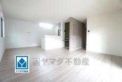 家族が集まる開放的なリビング。思い思いの時間を過ごしたり食事をしたり、素敵な団らんの場になりますね。
