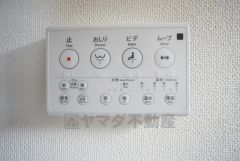壁リモコンタイプのウォシュレット付き。すっきりした見た目で、トイレ奥の掃除もしやすいです。