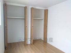 壁一面にクローゼットが設けられているので、すっきりと整理整頓でき気持ちよく過ごせます＾＾