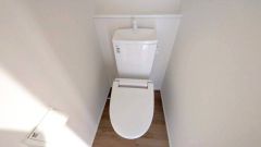 ウォシュレット付きトイレです。1階2階の2ヶ所にトイレがあるので、忙しい朝にもゆとりができますね＾＾ 温水洗浄便座リモコン付き。
