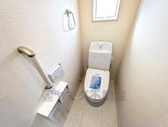 ウォシュレット付きトイレです。1階2階の2ヶ所にトイレがあるので、忙しい朝にもゆとりができますね＾＾