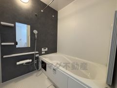 1日の疲れを癒すくつろぎのバスルーム。足を伸ばしてもゆったりと入れるサイズです。お子様と一緒にお風呂に入っても狭くないですね＾＾