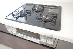 3種類の料理が同時に調理できる、3口ガスコンロ。忙しい夕食の支度時間が短縮できて効率よくお料理が楽しめます。