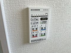 浴室暖房乾燥機には、暖房、乾燥、涼風、換気の4つの機能が付いています。タイマー付きです。雨の日はもちろん、急ぎで洗濯する必要のあるお子様の体操服や、下着類などを乾かすのに便利です。