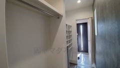 ベビーカーや泥のついたおもちゃをしまうのに便利なスペースです。玄関周りをスッキリさせることが出来ます＾＾