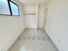 家具を選ばないナチュラルなフローリングとシンプルなクロスです＾＾オープンクローゼットはお部屋を広く感じられます。